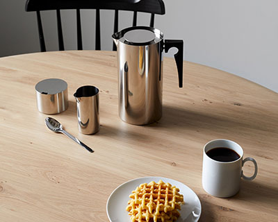 h19_cylinda-line_press_coffee_maker_creamer_sugar_bowl_medaillon_bread_and_butter_plate_mug_euclid_natural_round_dining_table_alternate_1 (1)